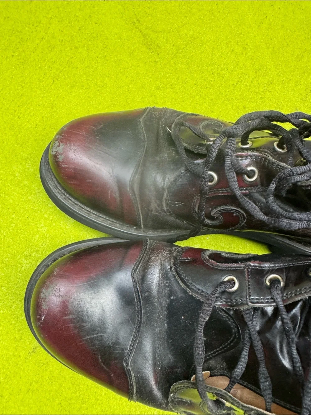 John Fluevog Derby Swirl 6 Eye Boots Men’s Size 8 Burgundy Black Leather